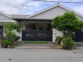 HEE & PENNIE House